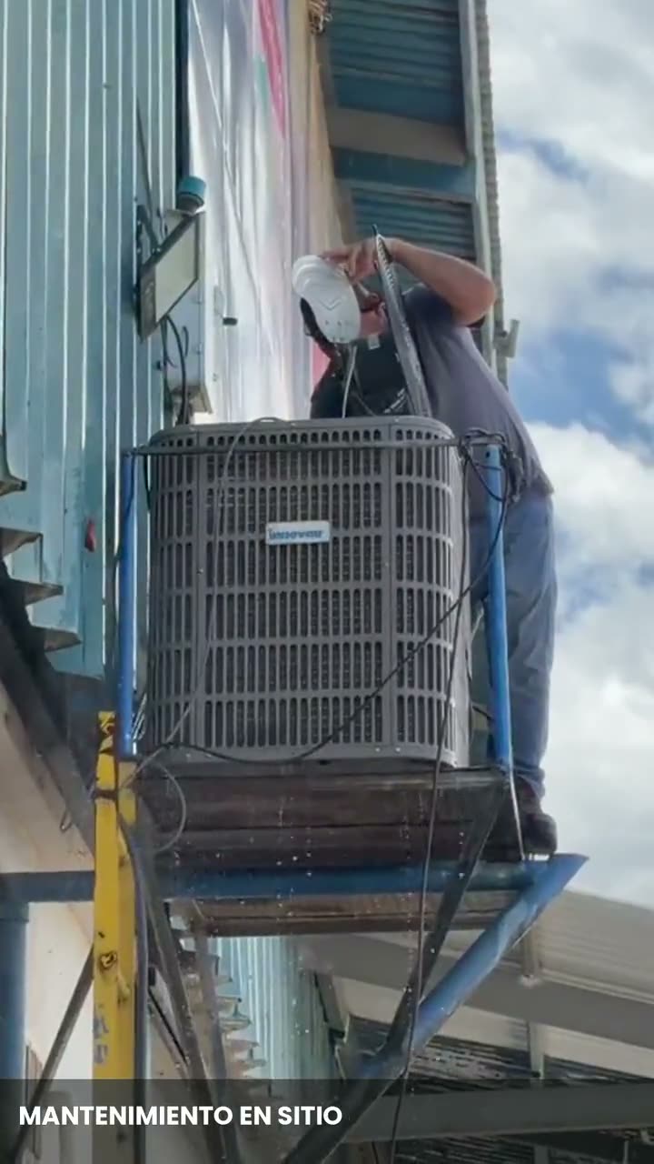 Unidad condensadora montada en la pared exterior de un edificio