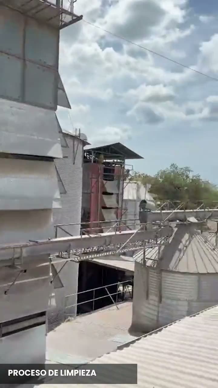 Técnico de Borion lavando a presión una unidad de aire acondicionado en un techo