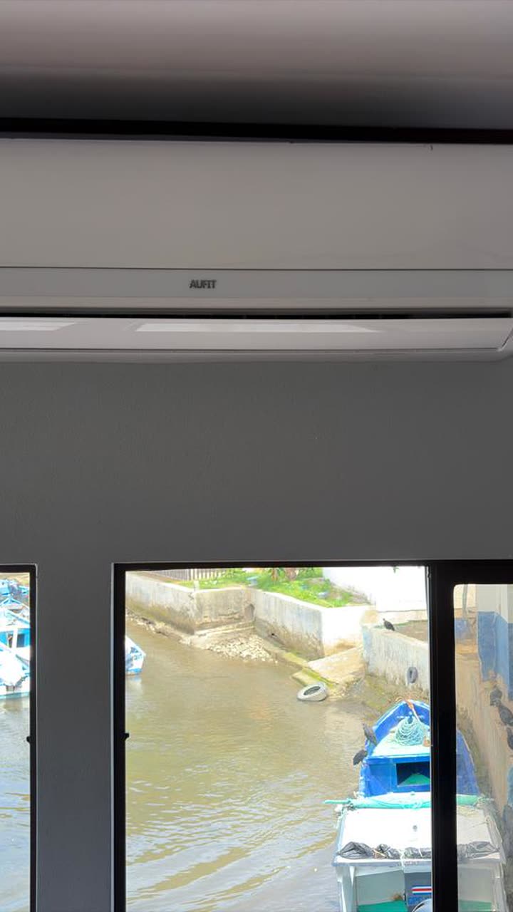 Evaporador de aire acondicionado recién instalado en una oficina